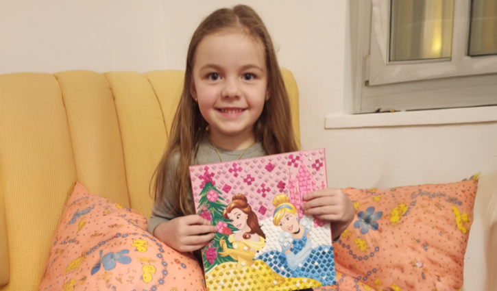 Das Bild zeigt eine kleine Ukrainerin in ihrer neuen Unterkunft in Zittau