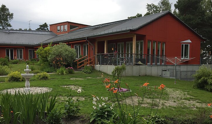 Das Bild zeigt das Gebäude Hospiz Friedensberg in Lauchhammer mit dem wunderschönen Garten