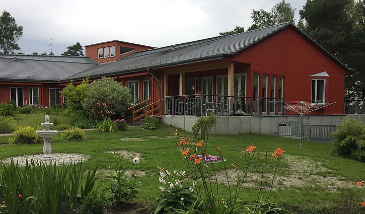 Man sieht vom Garten aus das Gebäude des Hospiz Friedensberg