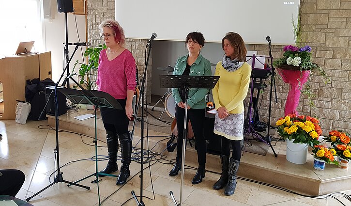 Das Bild zeit Mandy, Daniela und Susi, die Angebote der AWW-Selbsthilfegruppe Thalheim präsentierten