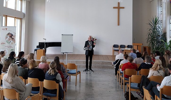 Die Teilnehmerinnen und Teilnehmer sitzem im Versammlungsraum der Adventgemeinde Bad Aibling und hören auf ein Refererat.