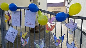 Das Bild zeigt Zettel an Luftballons zum Zeichen der Solidarität mit Geflüchteten