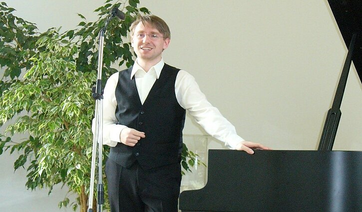 Der Pianist Ronny Kaufhold steht am Flügel im Seniorenheim Uelzen.