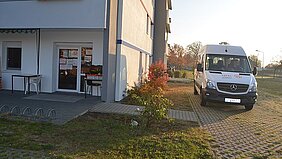 Zu sehen ist die Schutzhütte Schwedt und der Transporter für die Tafel