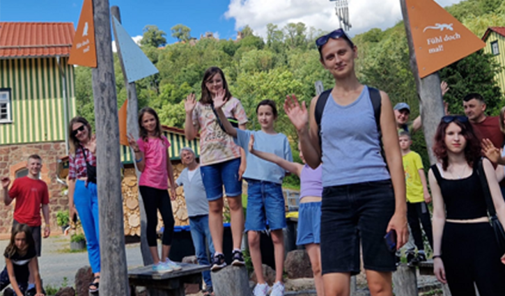 Auf dem Bild sieht man Kristina Astraverkaja als Bundesfreiwilligen-Dienstleistende mit ukrainischen Kindern und Jugendlichen