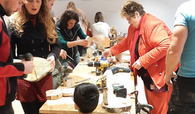 Das Bild zeit Besucherinnen und Besucher zum Weihnachts-Bastelaktion in der HPT Neuburg