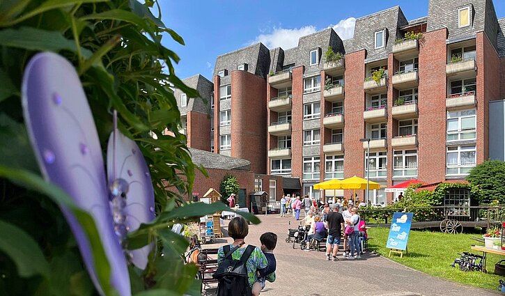 Das Sommerfest 2024 mit Blick auf das Seniorenheim Neandertal im Hintergrund