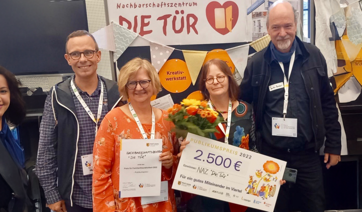 Das Bild zeigt 4 Personen vom Projektteam "Die Tür", die den Publikumspreis 2022 präsentieren
