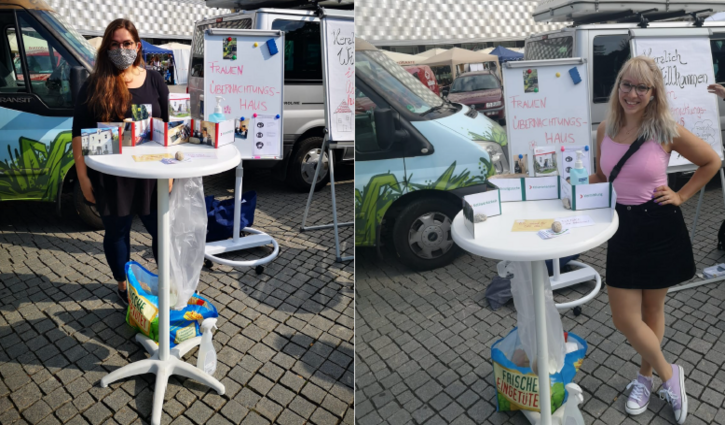 Das Bild zeigt Studentin Sophia Schüler (links) und Saskia Krause (recht) am Info-Stand zum Thema Obdachlosigkeit