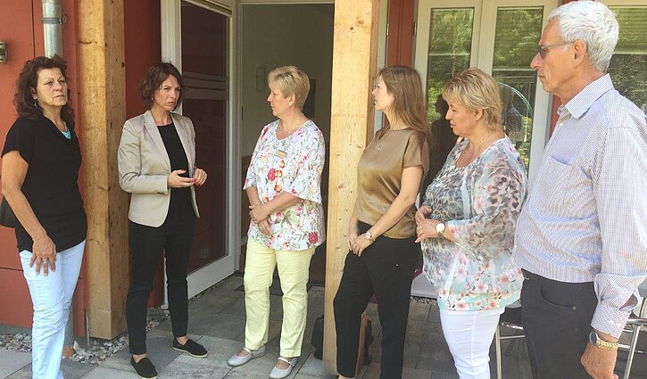 Ministerin Karawanski steht mit der Hospizleitung vor dem Gebäude