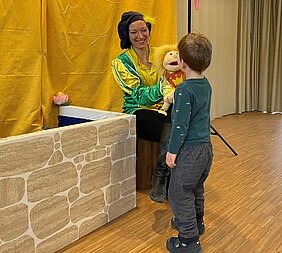 Zu sehen sind auf den beiden Bildern Impressionen aus der Festveranstaltung zum 5-jährigen Bestehen der Kita