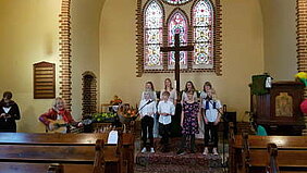 Schülerinnen und Schüler der Adventschule in der Dorftkirche Friedrichsthal