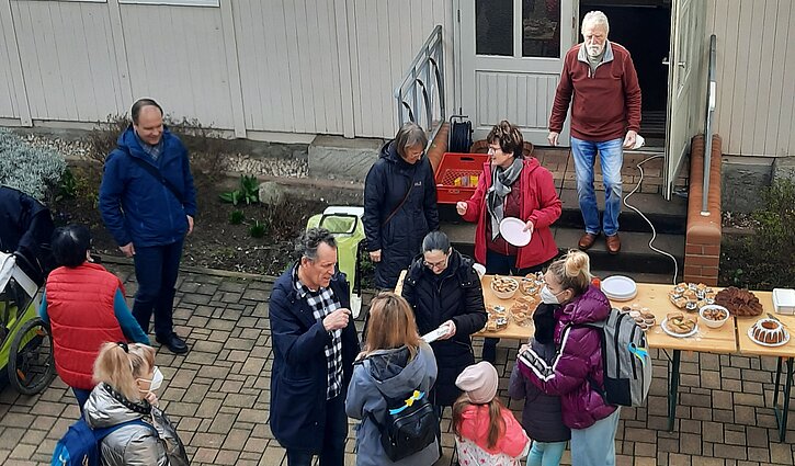 Menschen aus der Ukraine stehen vor der AWW-Kleiderkammer in Leipzig