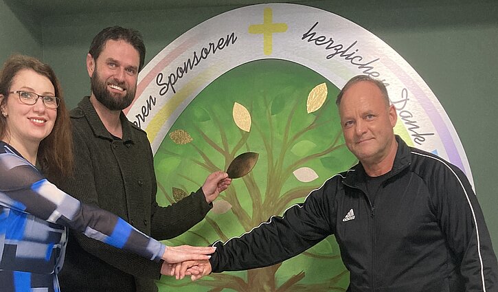 Sportlehrer Hartmut Kiele überreicht Valentina Heinrich (Direktorin) und Christian Fischer (Geschäftsführer) eine Spende