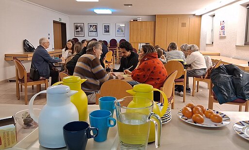 Das Bild zeigt Personen in einem Cafe