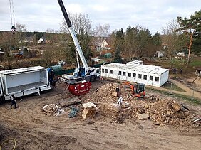 Die Bilder zeigen einen der neuen Klassenräume und die alten Schulcontainer, die nun nicht mehr benötigt werden