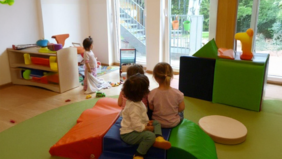 Das Bild zeigt einen Gruppenraum im Kinderhaus München-Westpark