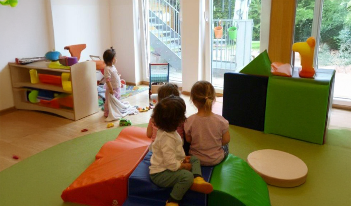 Das Bild zeigt einen Gruppenraum im Kinderhaus München-Westpark