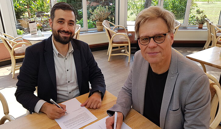 Zu sehen sind Abolfazl Salehi Salut, der neue Leiter der Schutzhütte Schwedt und Michael Götz, der Vorsitzende des AWW Berlin-Brandenburg e.V.