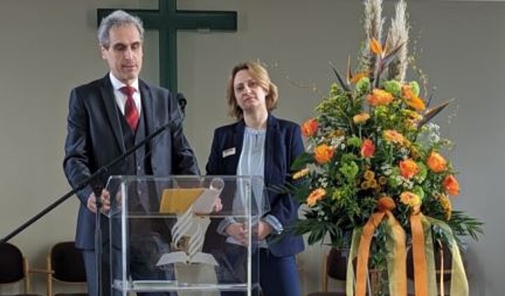 Das Bild zeigt Gerfried Lentzsch, Geschäftsführer des Hospizes am Stadtwald in Uelzen und Martina Schubert-Messenbrink, Pflegedienstleiterin bei der Feierstunde zum zehnjährigen Bestehen des Hospizes