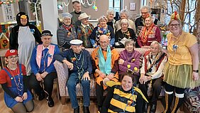 Auf dem Bild sind Senioren in der Tagespflege Friedensau zu sehen, die gemeinsam Fasching feiern