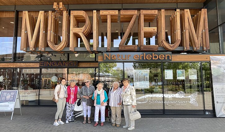 Das Bild zeigt eine Gruppe von fünf Seniorinnen mit ihrer Begleitperson vor dem Müritzzentrum in Waren.