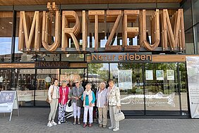 Das Bild zeigt eine Gruppe von fünf Seniorinnen mit ihrer Begleitperson vor dem Müritzzentrum in Waren.