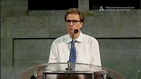 Proschwitz hält Ansprache hinter Rednerpult