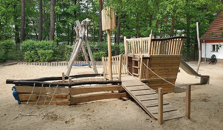 Neues Spielgerät in Form eines Schiffes im Außenbereich des Kinderhauses