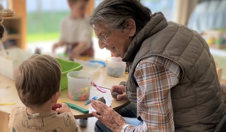 Die "Lese-Oma" Liselotte Berthold im Gespräch mit einem Kind