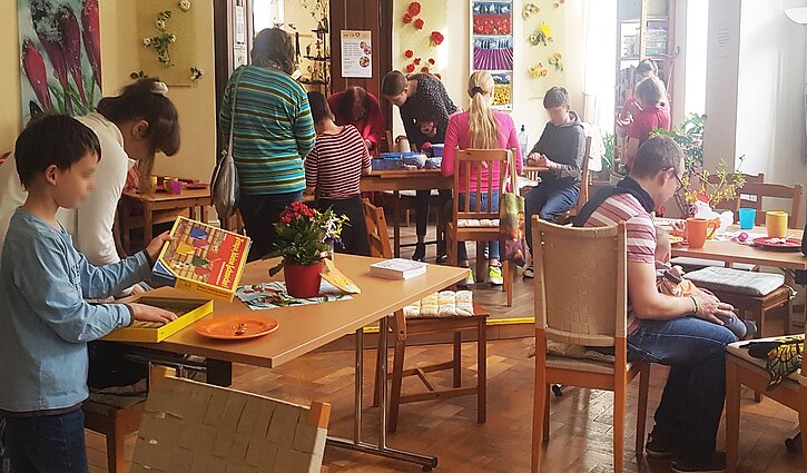 Im Nachbarschaftszentrum verbringen Kinder und Erwachsene gemeinsam eine kreative Zeit