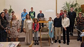 Eine Gruppe von 16 jungen und auch älteren Personen musizieren im Gemeindezentrum der Adventgemeinde in  Nordhausen.