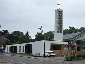 Zu sehen ist das sanierte Gemeindezentrum mit der Kita