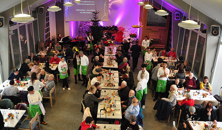 Blick in den Gemeinderaum der Adventgemeinde Ludwigsburg, wo das Weihnachtsessen 2023 stattfindet