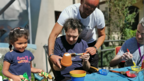 Ein behinderter Mann und ein Kind bei kreativer Beschäftigung
