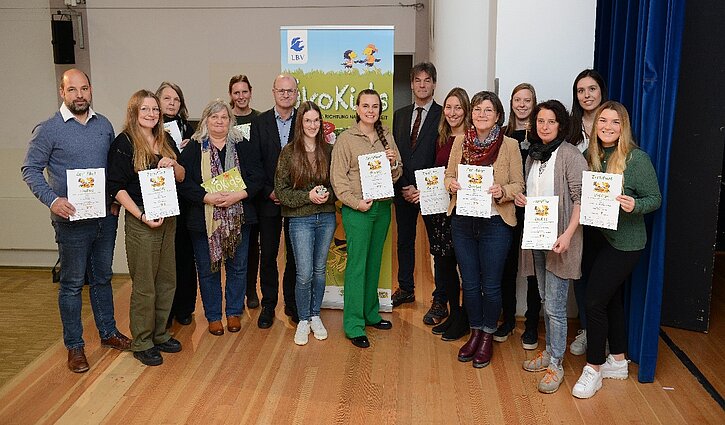 Das Bild zeigt die Teilnehmerinnen und Teilnehmen zur Auszeichnungsveranstaltung 2023 "ÖkoKids" in München