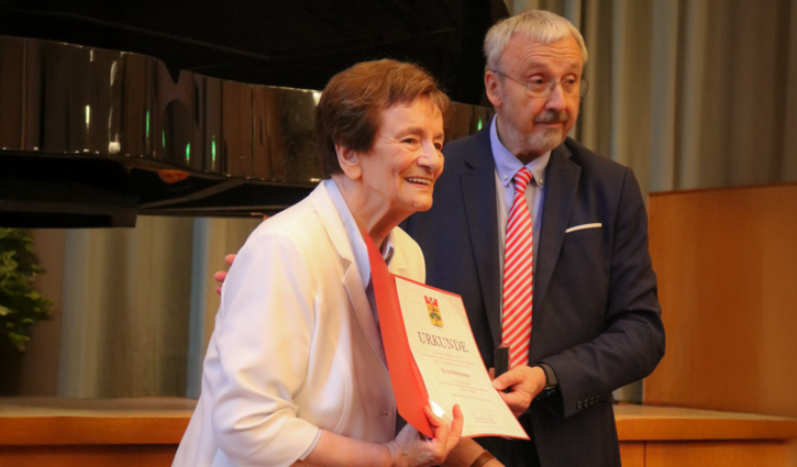 Eva Schröter erhält die Bezirksmedaille Berlin-Zehlendorf von René Rögner-Francke überreicht