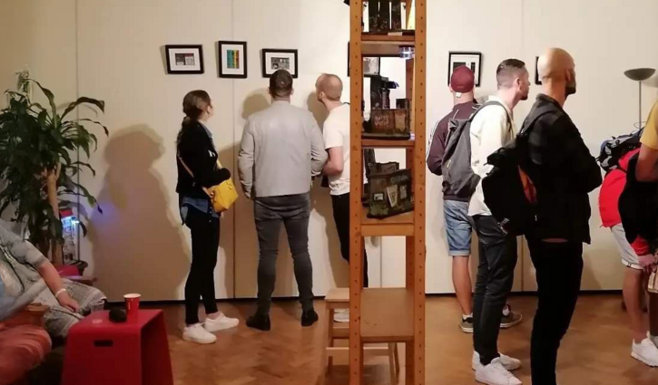 Kunstinteressierte besuchen das Nachbarschaftszentrum "Die Tür"