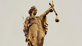Das Bild zeigt die römische Göttin Justitia, die für die ausgleichende und strafende Gerechtigkeit steht