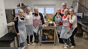 Das Bild zeigt 7 Personen vom Küchenteam von "Pasta Küche"