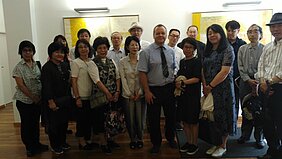 Das Bild zeigt Aristide Proksch in der Mitte mit der japanischen Delegartion