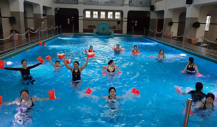 Zu sehen sind geflüchtete Frauen und Mädchen beim Schwimmkurs in Nordhausen
