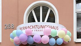 Das Bild zeigt einen Teil des mit Luftballons geschmückten Eingang des Übernachtungshauses
