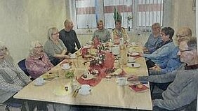 Das Bild zeigt eine Selbsthilfegruppe von pflegenden Angehörigen, die sich wöchentlich in Burg trifft