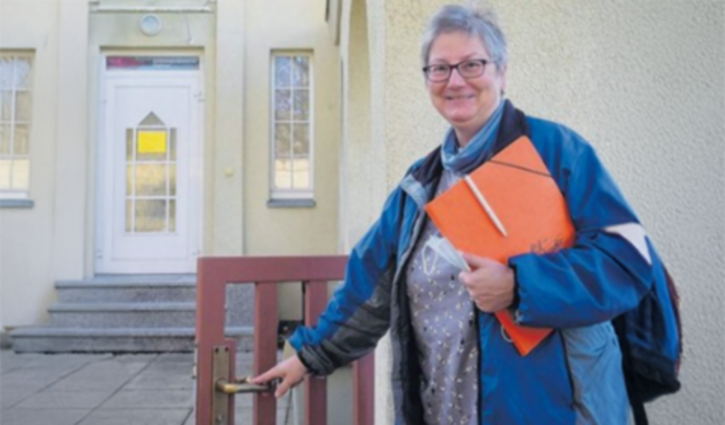Das Bild zeigt Kerstin Knorr, die Leiterin des Suchtzentrum Chemitz vor der Einrichtung