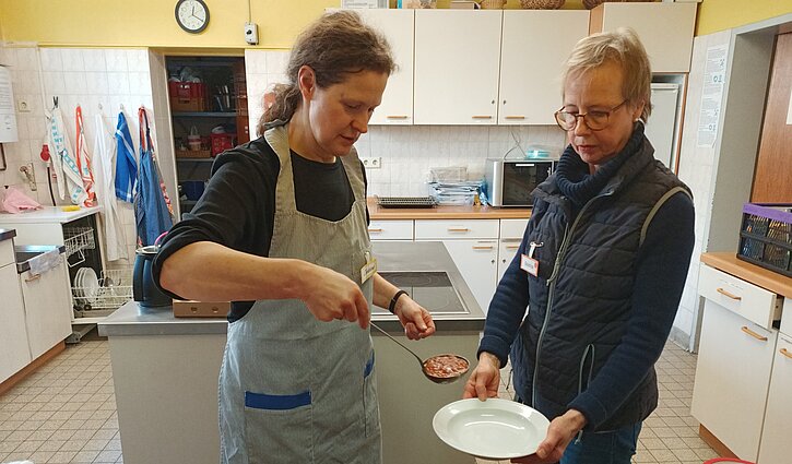 Christina Alf und Beatrice Minck vom ehrenamtlichen Helferteam der Zehlendorfer Suppenküche