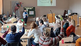 Teilnehmerinnen und Teilnehmer am Regionaltag Nord sind in der Aula der Adventschule Oberhavel versammelt.
