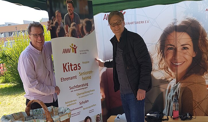 Zu sehen sind Volkmar Proschwitz und Michael Götz am Stand des AWW beim Tag der offenen Tür in Friedensau