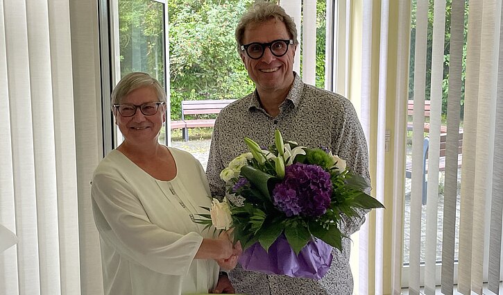 Volkmar Proschwitz (r) verabschiedet Kerstin Knorr (l) nach 31 Jahren in der SBB Chemnitz in den Ruhestand