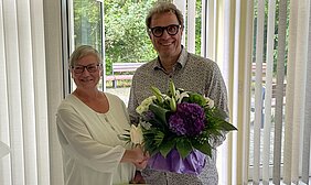Volkmar Proschwitz (r) verabschiedet Kerstin Knorr (l) nach 31 Jahren in der SBB Chemnitz in den Ruhestand